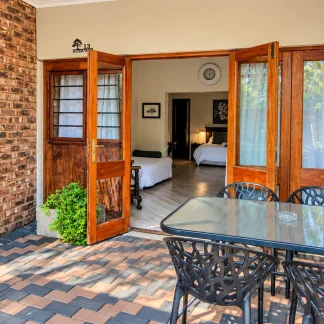 The Handel Suite – A Grand Open-Plan Studio & Refreshing Garden Retreat